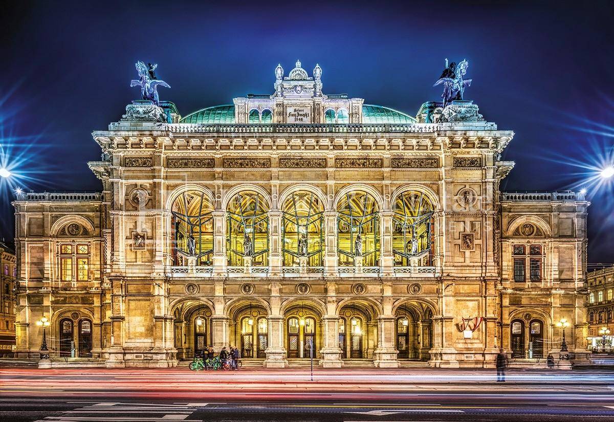 Die prachtvolle Wiener Staatsoper bei Nacht, festlich beleuchtet mit architektonischen Details.
