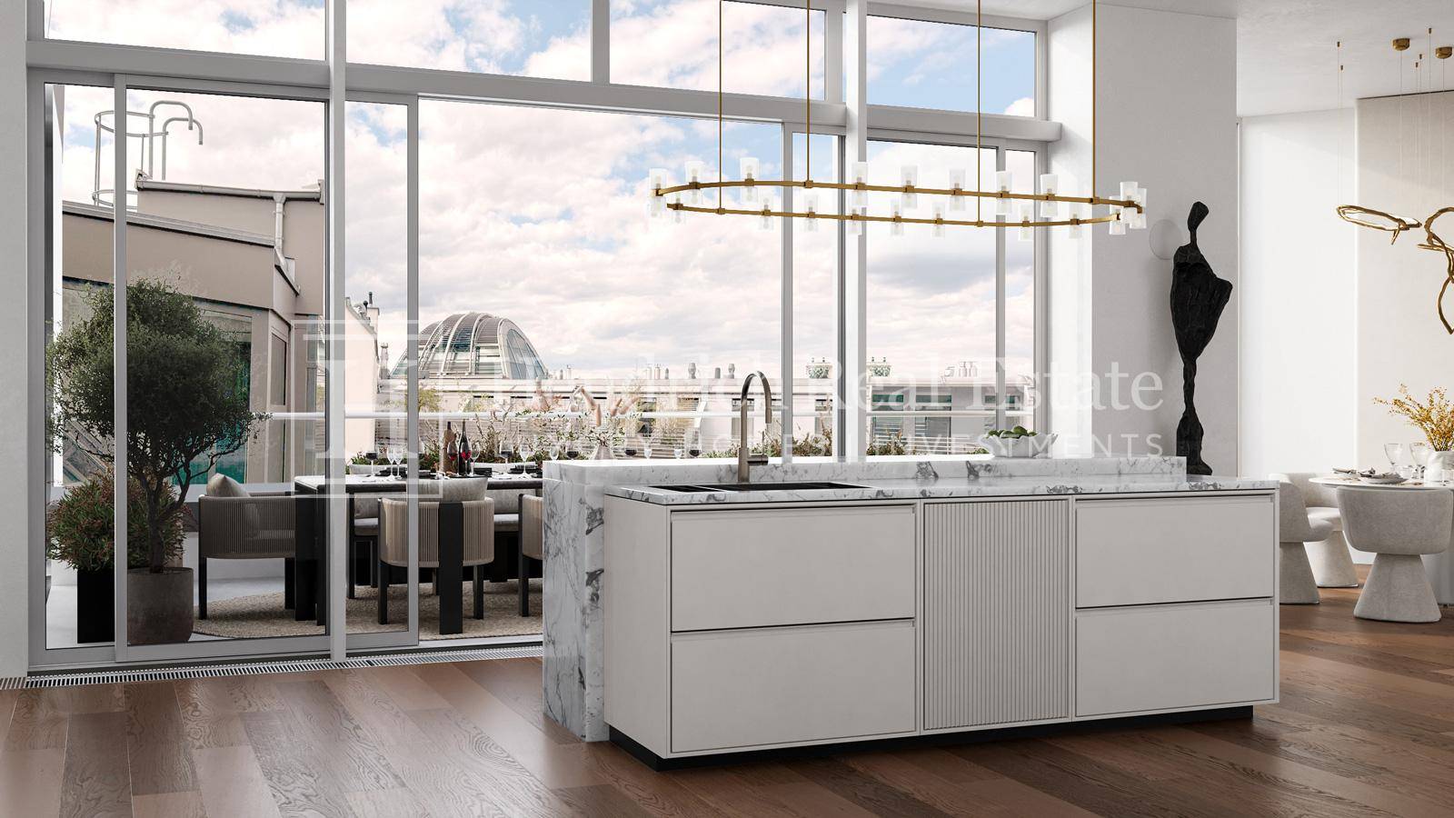 Helle, moderne Küche mit Marmorinsel und großen Fenstern, die auf eine Dachterrasse führen.