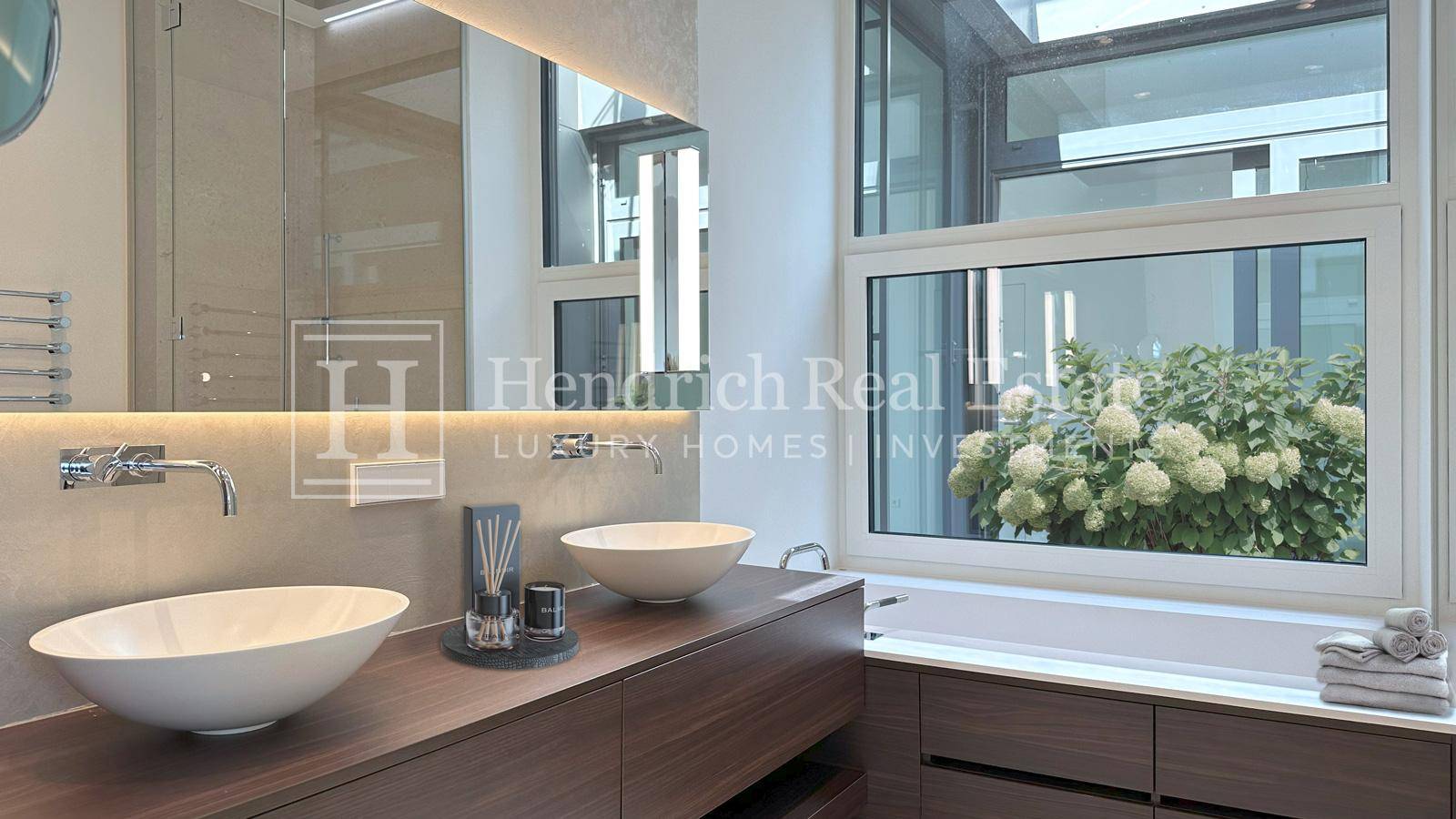 Modernes Badezimmer mit Doppelwaschbecken, großer Spiegelfläche und Badewanne unter dem Fenster.