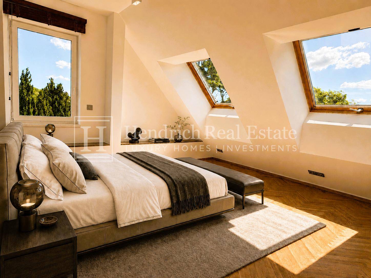 Helles Schlafzimmer im Dachgeschoss mit schrägen Decken, Holzboden und Dachfenstern für viel Licht.