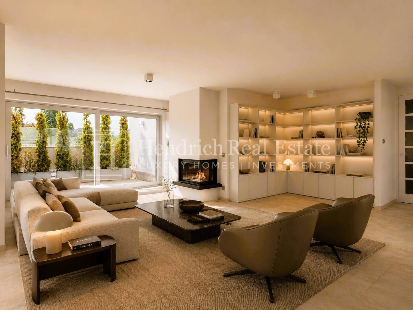 Elegantes Wohnzimmer mit modernem Kamin, integrierten Regalen und Zugang zu einer grünen Terrasse.