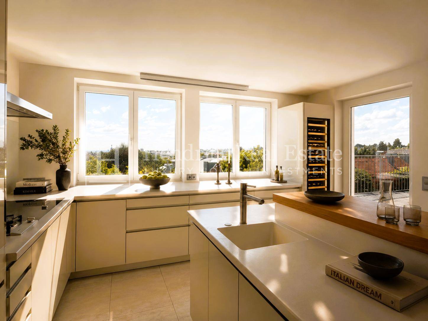 Moderne Küche mit weißer Arbeitsplatte, Kücheninsel und großen Fenstern mit weitem Ausblick.