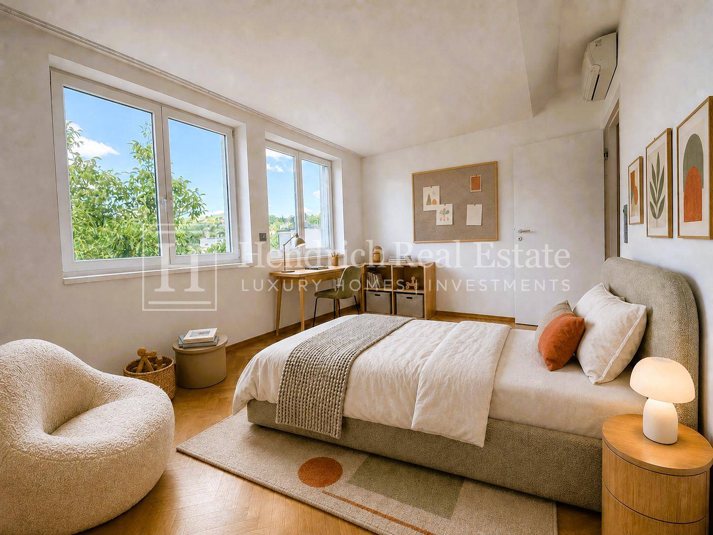 Freundliches Schlafzimmer mit großem Fenster, Holzboden und moderner Einrichtung.