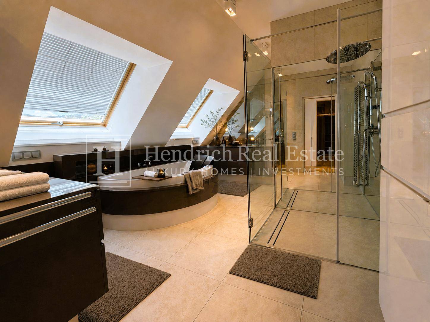 Modernes Badezimmer im Dachgeschoss mit großer Dusche, Badewanne und Dachfenstern.