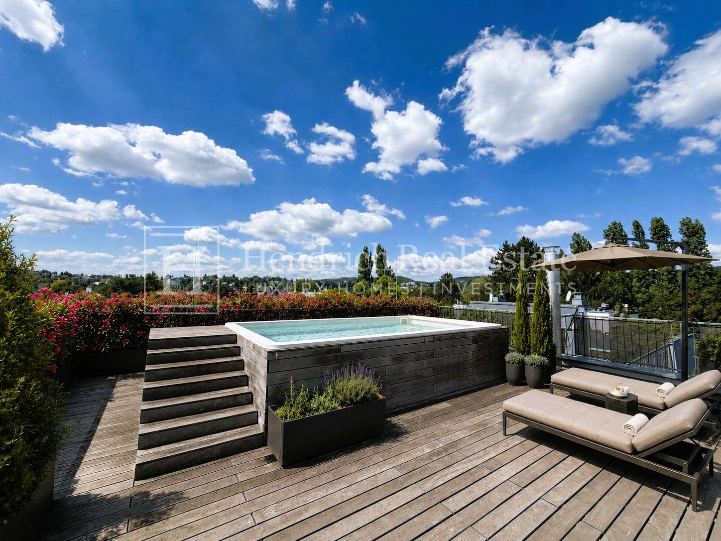 Weitläufige Dachterrasse mit Holzdeck, Pool und üppiger Bepflanzung unter blauem Himmel.