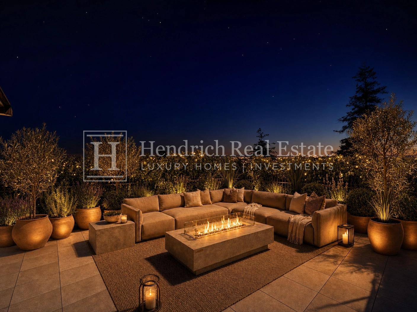 Luxuriöse Dachterrasse bei Nacht mit gemütlicher Lounge-Ecke, Feuerstelle und Stadtblick.