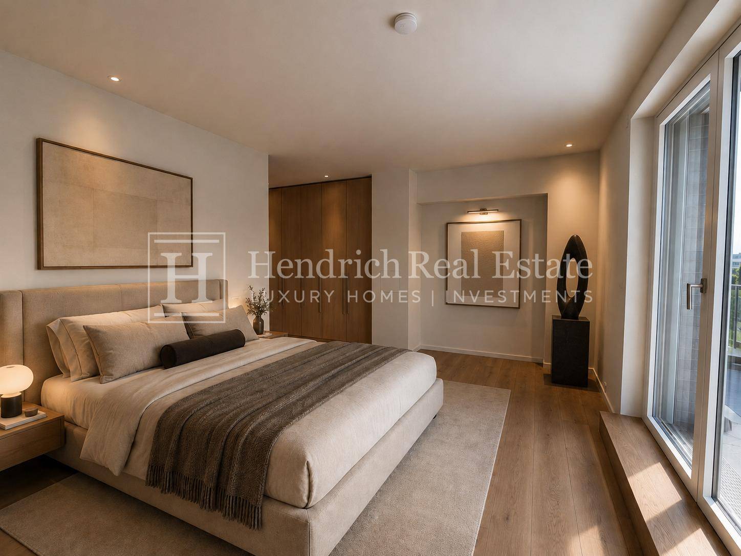 Elegantes Schlafzimmer mit Holzboden, Einbauschränken und großem Fenster für viel Tageslicht.