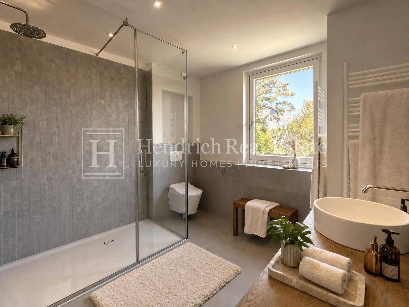 Modernes Badezimmer mit begehbarer Dusche, grauen Fliesen und Fenster für natürliche Belüftung.