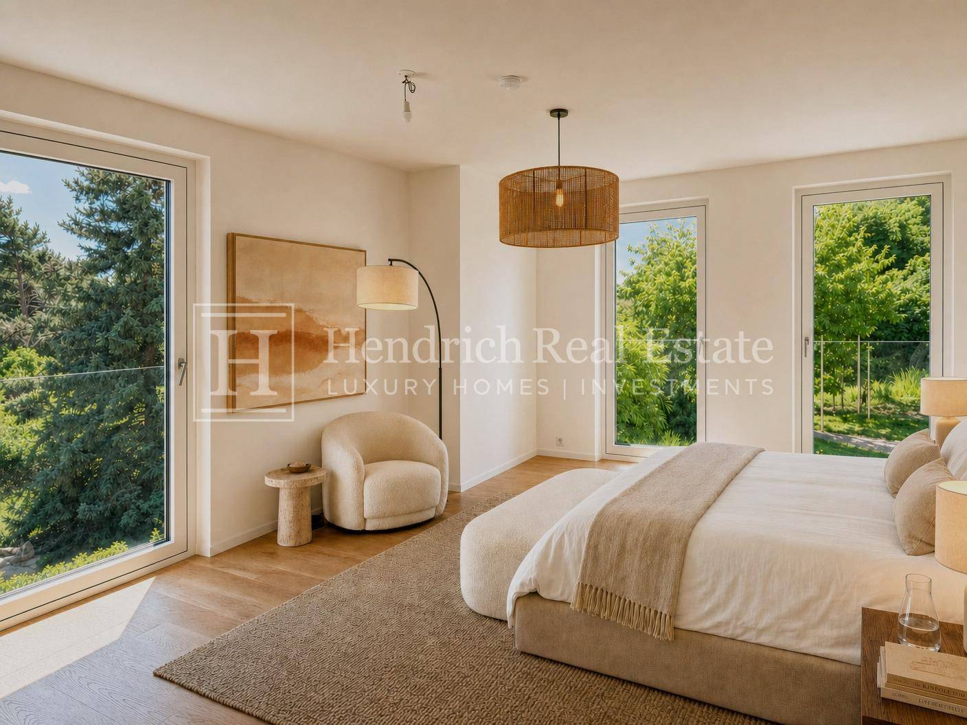 Helles Schlafzimmer mit Holzboden, modernen Möbeln und großen Fenstern mit Blick ins Grüne.