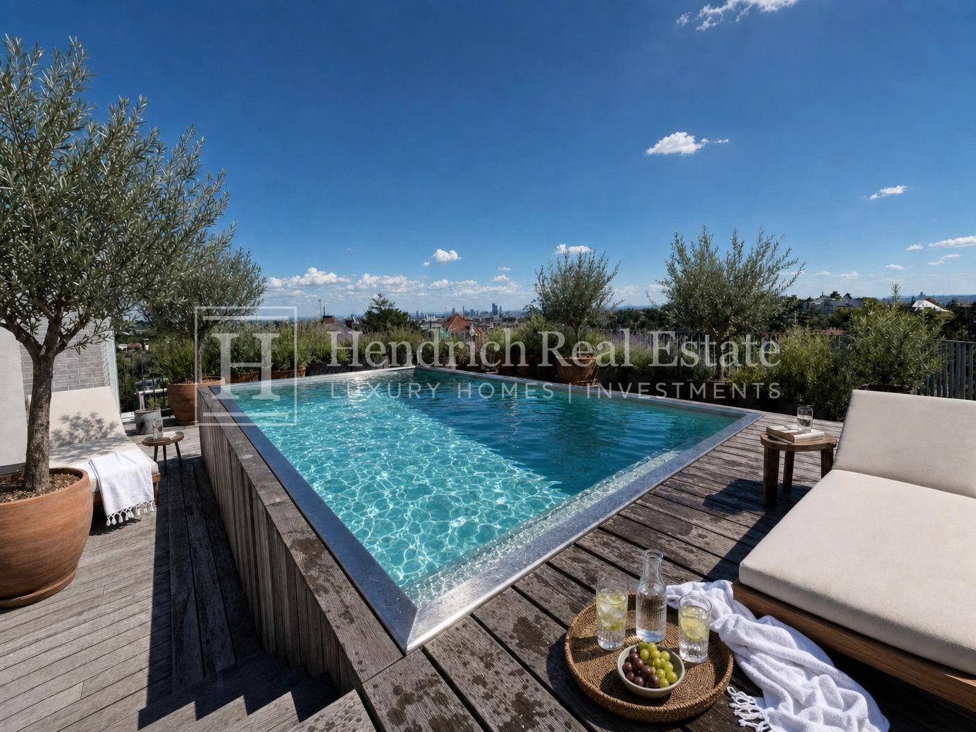 Exklusiver Poolbereich auf einer Holzterrasse mit Liegestühlen und Panoramablick.