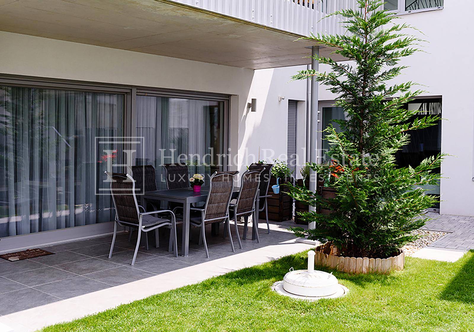 Gartenwohnung mit der schützenden Zypressse