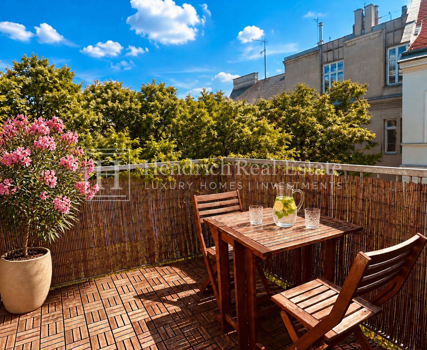 Sonniger Balkon am Tag mit Holzboden, Sitzgelegenheiten und üppiger Bepflanzung, perfekt zum Entspannen.