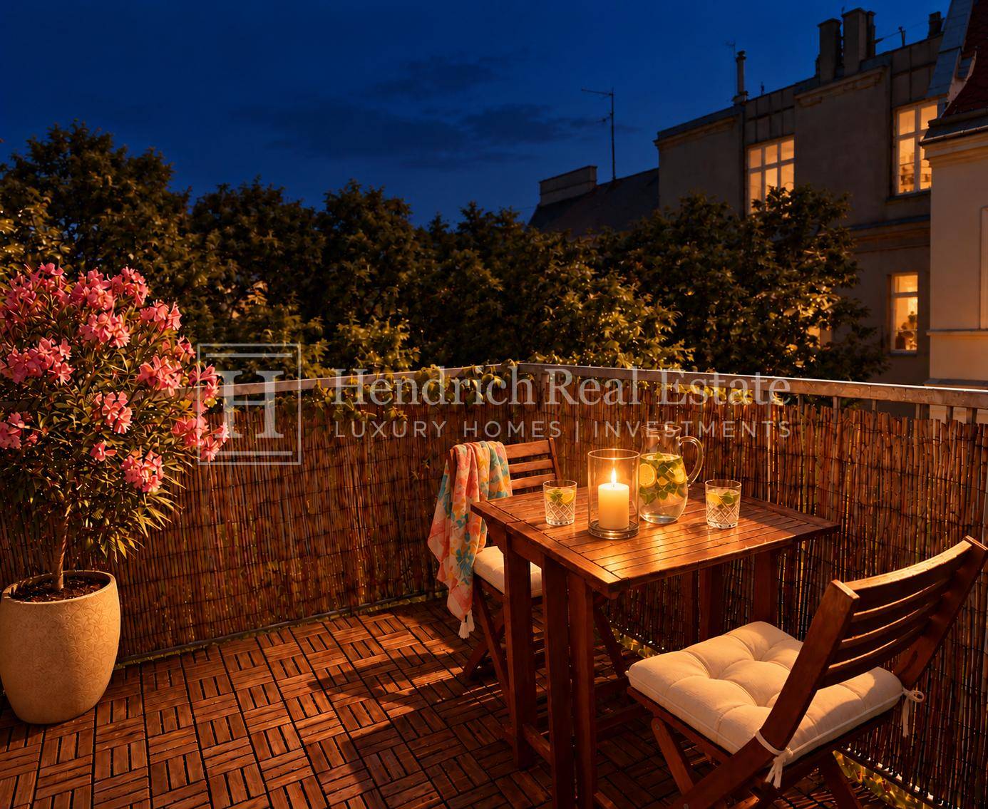 Gemütlicher Balkon am Abend mit Holzboden, Bambusverkleidung und Sitzgelegenheiten.