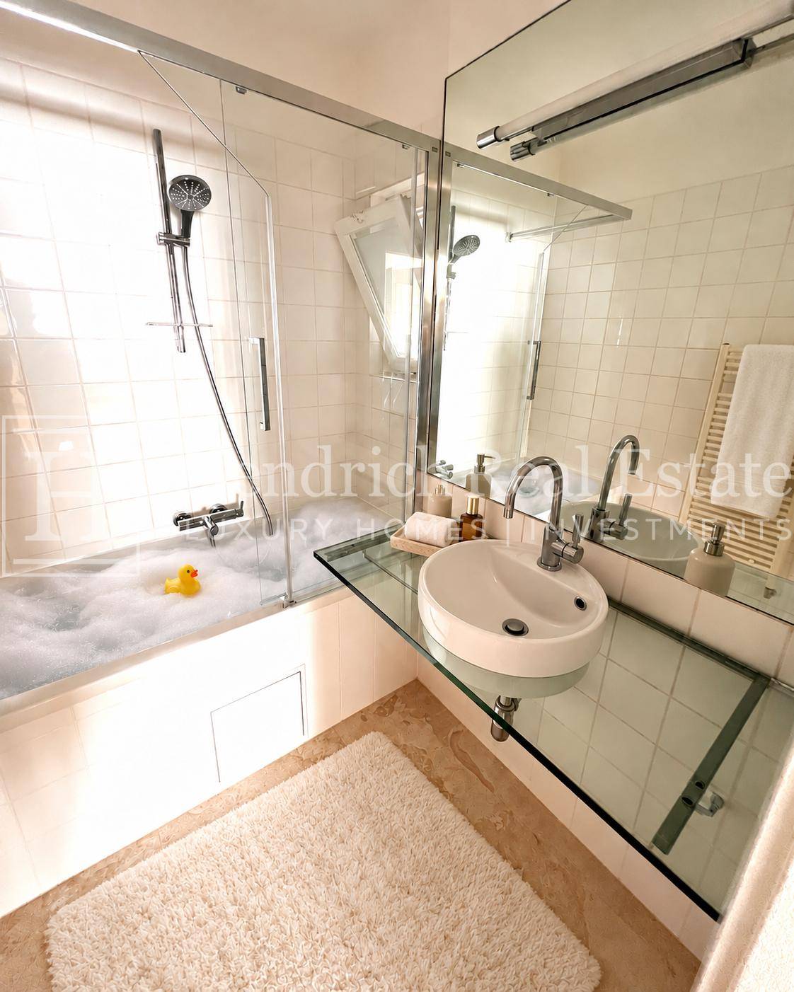 Modernes Badezimmer mit Badewanne, integrierter Dusche und elegantem Einzelwaschbecken.