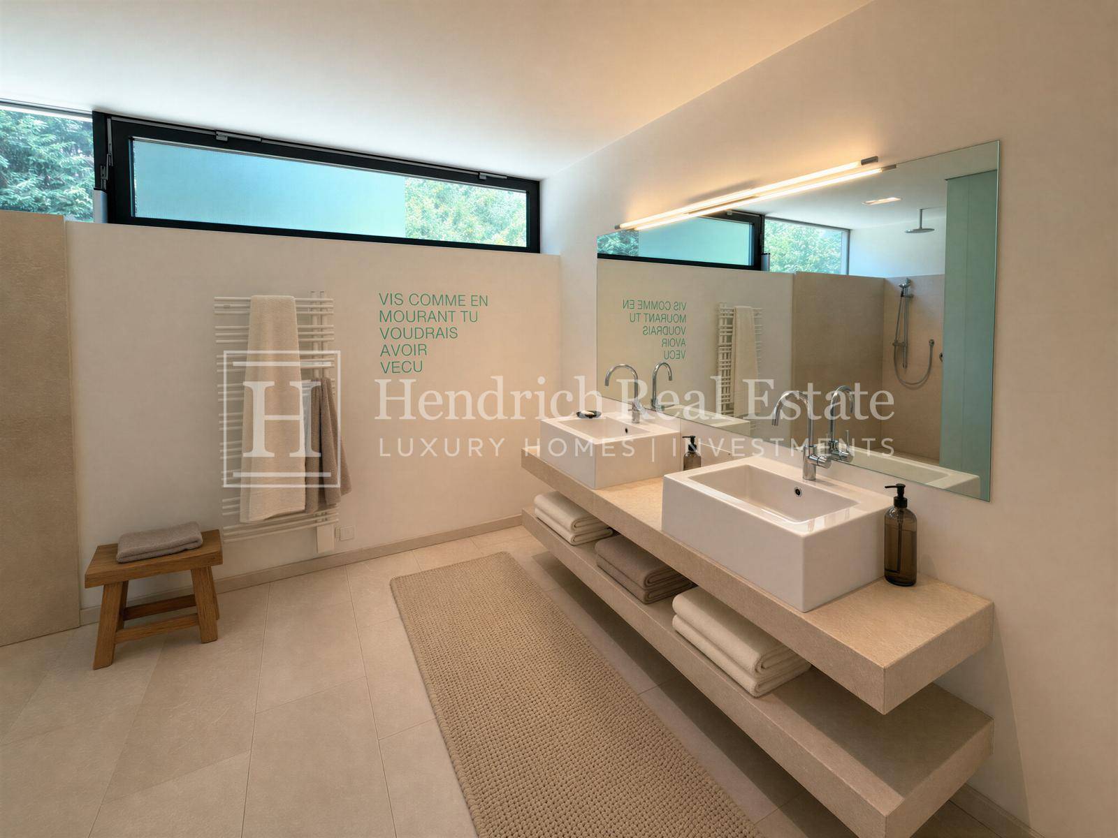 Modernes Badezimmer mit Doppelwaschbecken, großem Spiegel und beheiztem Handtuchhalter.