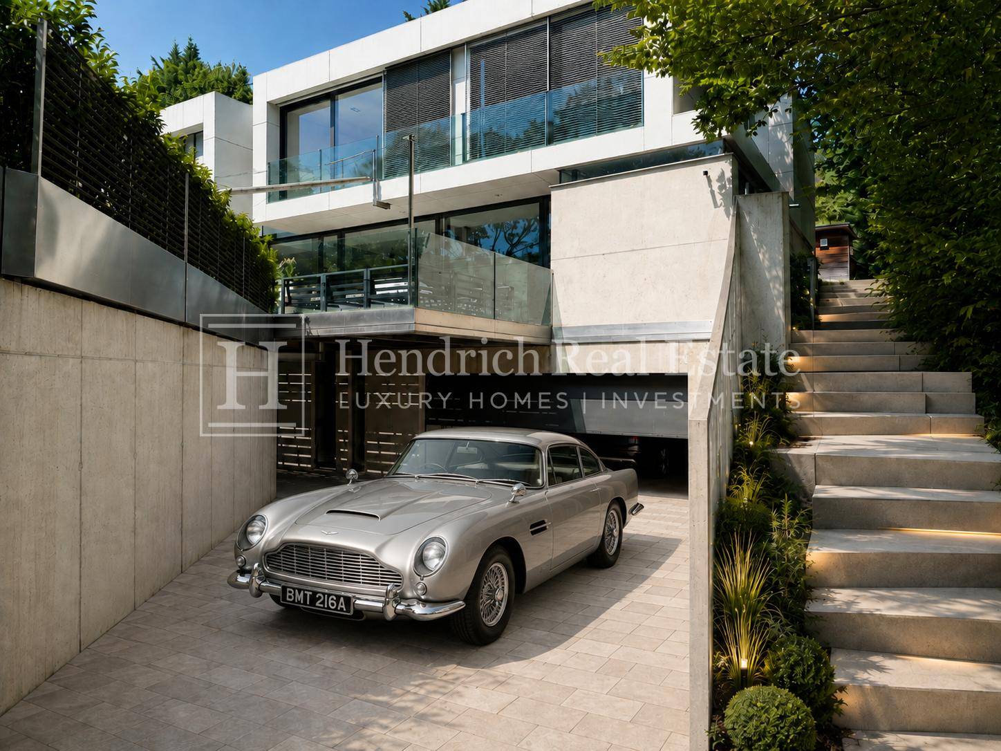 Zufahrt zur Tiefgarage einer modernen Villa mit einer klassischen Sportwagen.