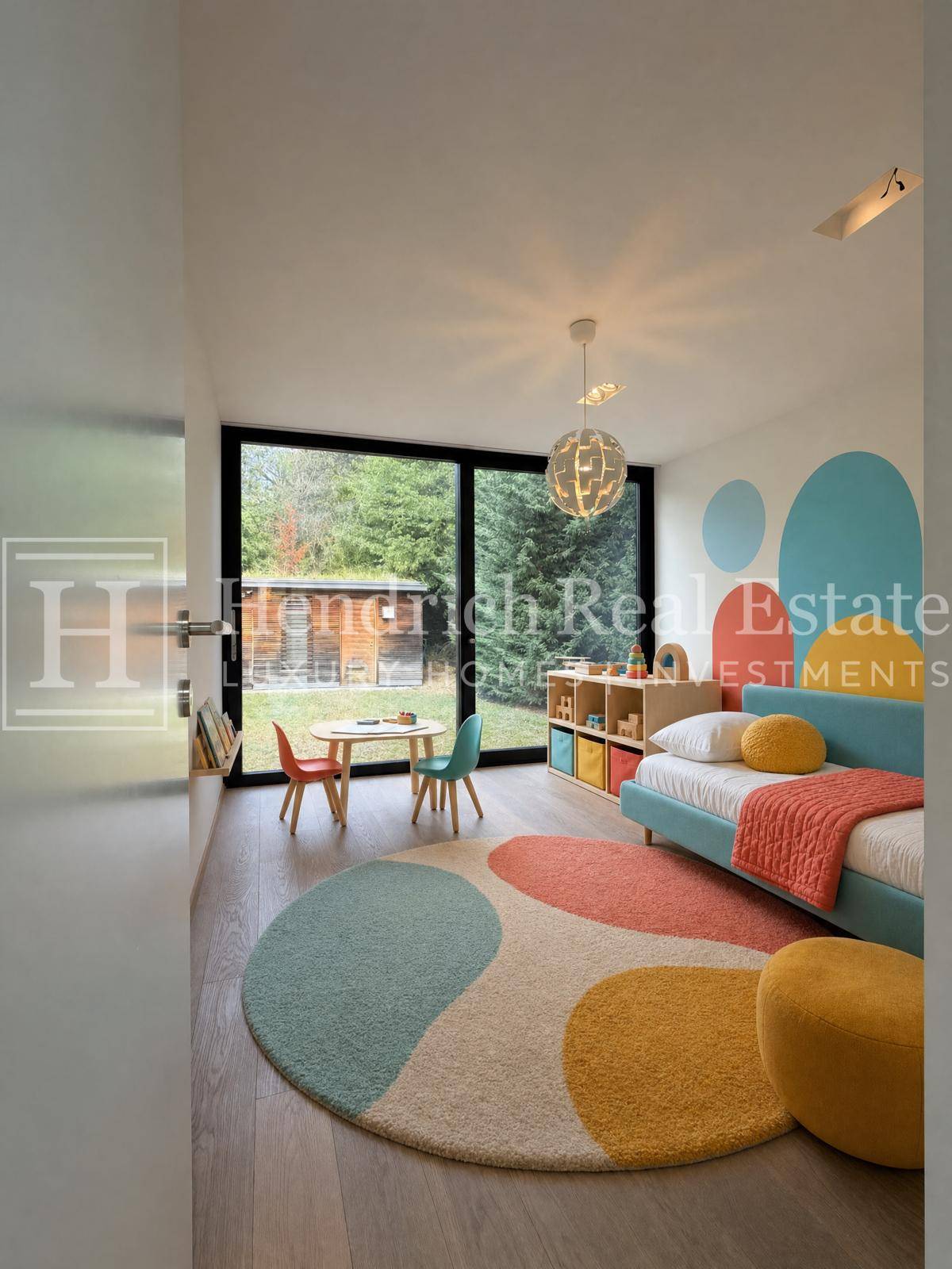 Farbenfrohes Kinderzimmer mit spielerischer Wandgestaltung und direktem Zugang zum Garten.