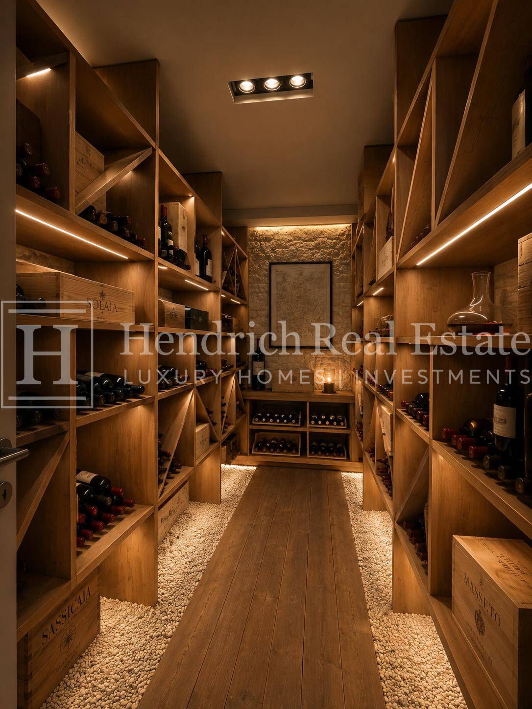 Exklusiver Weinkeller mit Holzregalen und stimmungsvoller Beleuchtung für die Weinsammlung.