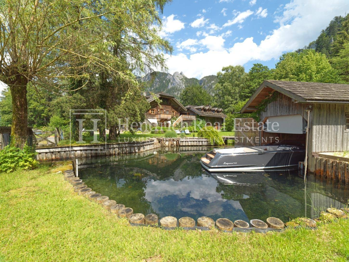 Idyllisches Bootshaus an einem kleinen Teich mit Zugang zum See.