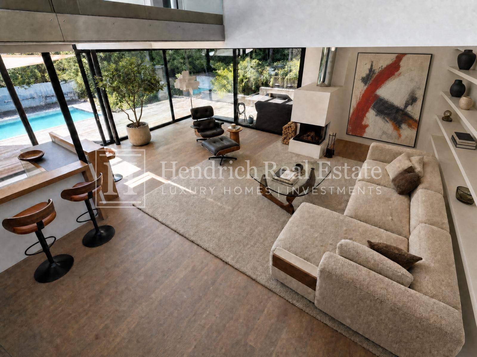 Helles Wohnzimmer mit modernem Kamin, bequemer Couch und Blick auf den Außenbereich mit Pool.