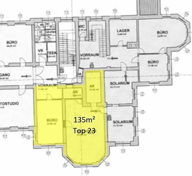 Grundrissplan mit verschiedenen Räumen wie Büros, Lager und Solarium, Gesamtfläche 135m².
