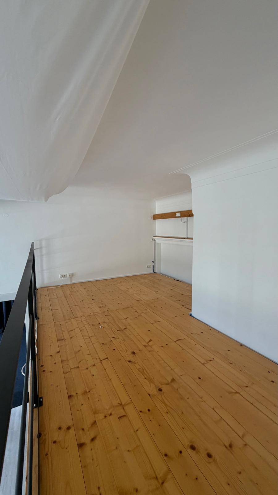 Geräumige Empore mit Holzdielenboden und einer Brüstung, die den Blick in den unteren Bereich freigibt.