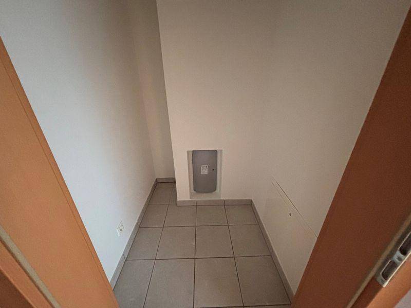 Kleiner Abstellraum mit Fliesenboden und einer Wandnische, ideal für zusätzlichen Stauraum.