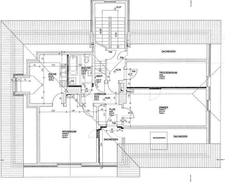 Grundriss des Dachgeschosses mit Wohnraum, Küche, Bad und Abstellraum.