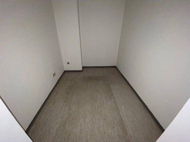 Kleiner, leerer Raum mit schlichten Wänden und Vinylboden, ideal als Abstellkammer nutzbar.