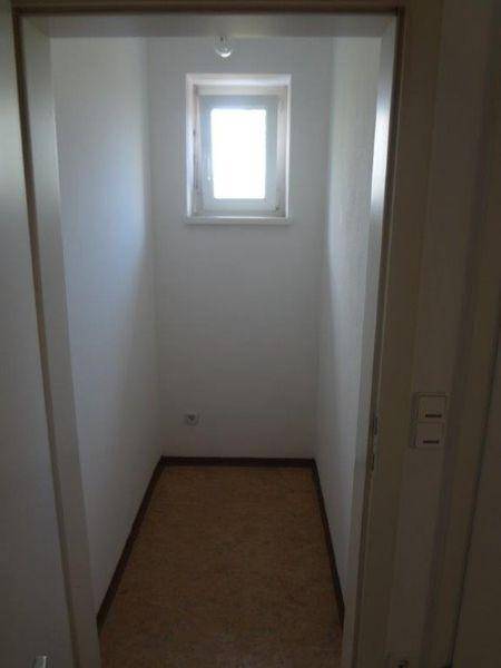 Kleiner Raum mit Fenster, geeignet als Abstellraum oder kleines Büro.