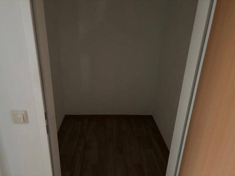 Kleiner, leerer Abstellraum mit dunklem Boden, ideal für zusätzlichen Stauraum.
