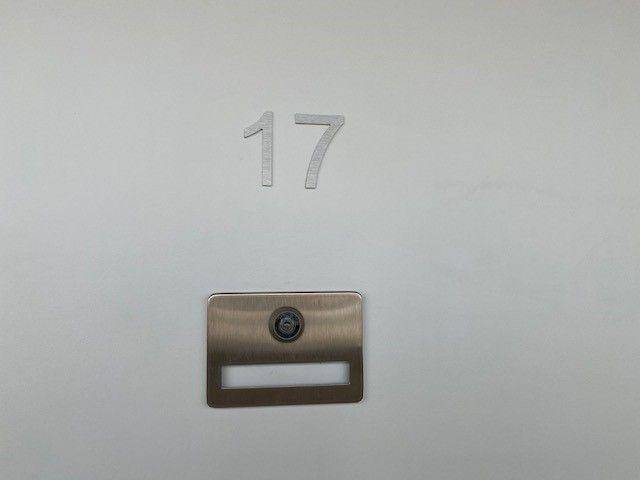 Detailansicht einer Wohnungstür mit der Nummer 17 und einem Türspion.