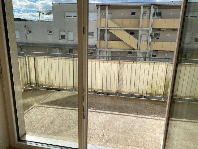 Balkon mit Blick auf die umliegenden Gebäude und den Himmel, ideal zum Entspannen.