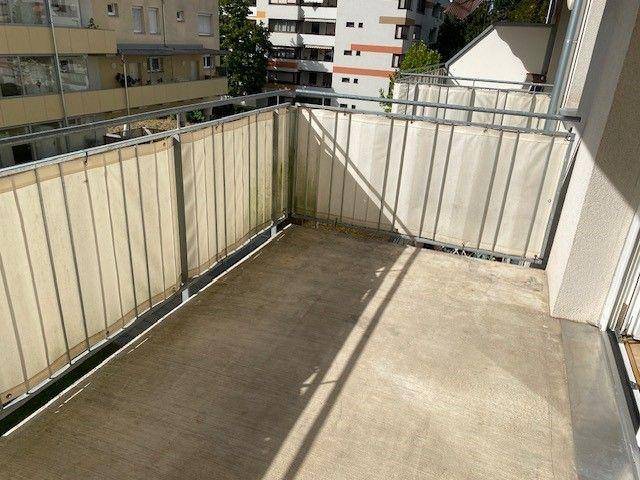 Heller Balkon mit robustem Boden und blickdichter Verkleidung, ideal für sonnige Tage.