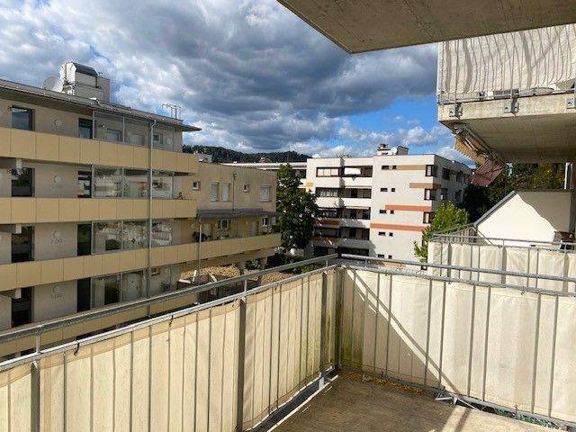 Balkon mit seitlichem Blick auf die Wohnanlage und die Umgebung, bietet Privatsphäre.