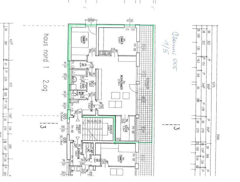 Grundriss der Wohnung mit Wohnzimmer, Küche, Bad und mehreren Zimmern.