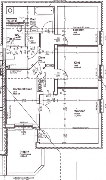 Detaillierter Grundriss einer Wohnung mit offener Küche, Wohnbereich, zwei Schlafzimmern, Bad, separatem WC und Loggia.