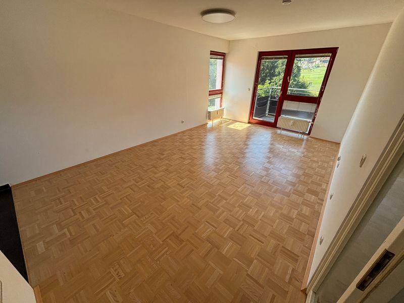 Lichtdurchflutetes Schlafzimmer mit Eichenparkett und zwei großen Fenstern für viel Helligkeit.