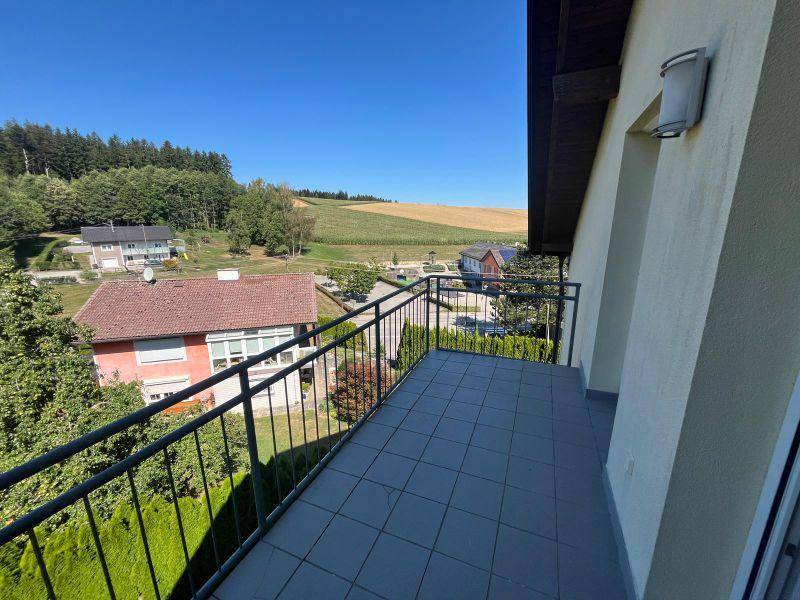 Geräumiger Balkon mit weitem Blick über die Landschaft und angrenzende Felder.