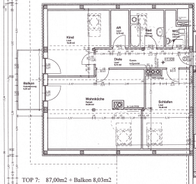 Grundrissplan einer Wohnung mit Wohnküche, Schlafzimmern und Balkon.