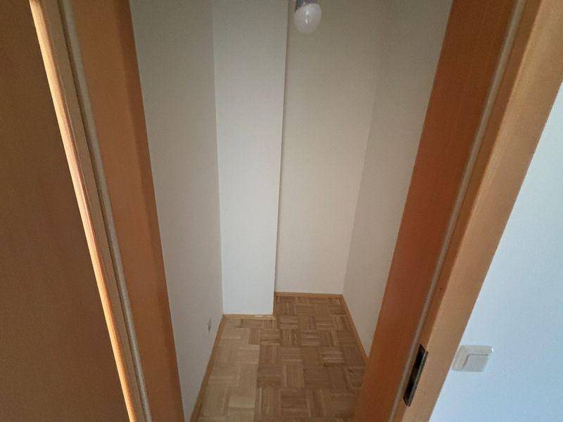 Praktischer Abstellraum mit Parkettboden, ideal für zusätzlichen Stauraum im Haushalt.