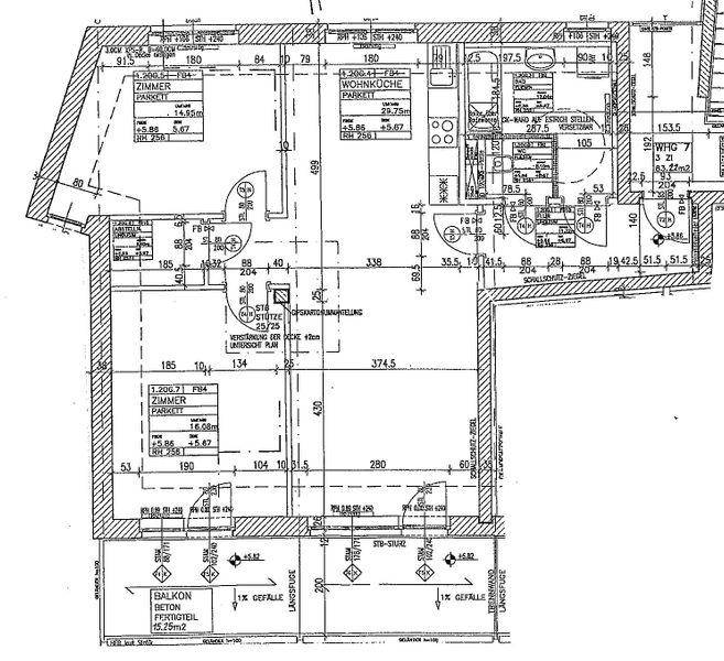 Grundriss einer Wohnung mit offenem Wohnküchenbereich, mehreren Zimmern, Bädern und einem Balkon.