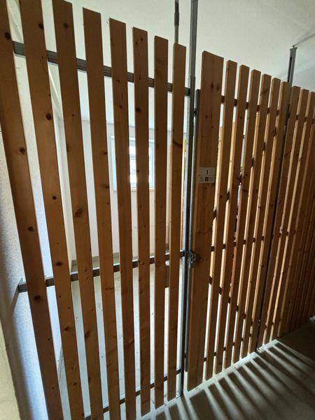 Abstellraum mit Holzlattenabtrennungen, ideal für zusätzlichen Stauraum im Kellerbereich.