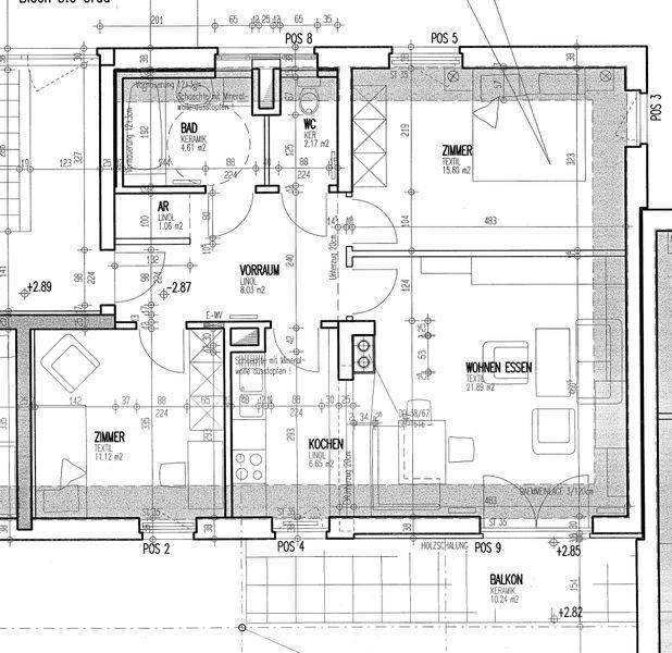 Grundriss einer Wohnung mit offenem Wohn-Essbereich, zwei Schlafzimmern, Bad, WC und Balkon.