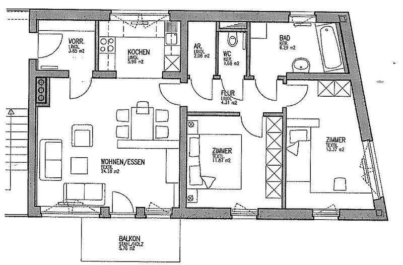 Grundriss einer Wohnung mit offenem Wohn-Essbereich, separater Küche, zwei Zimmern und Balkon.