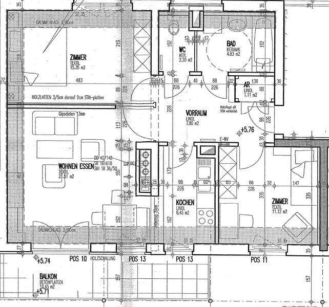 Detaillierter Grundriss einer Wohnung mit offenem Wohn-Essbereich, Balkon und separatem WC.