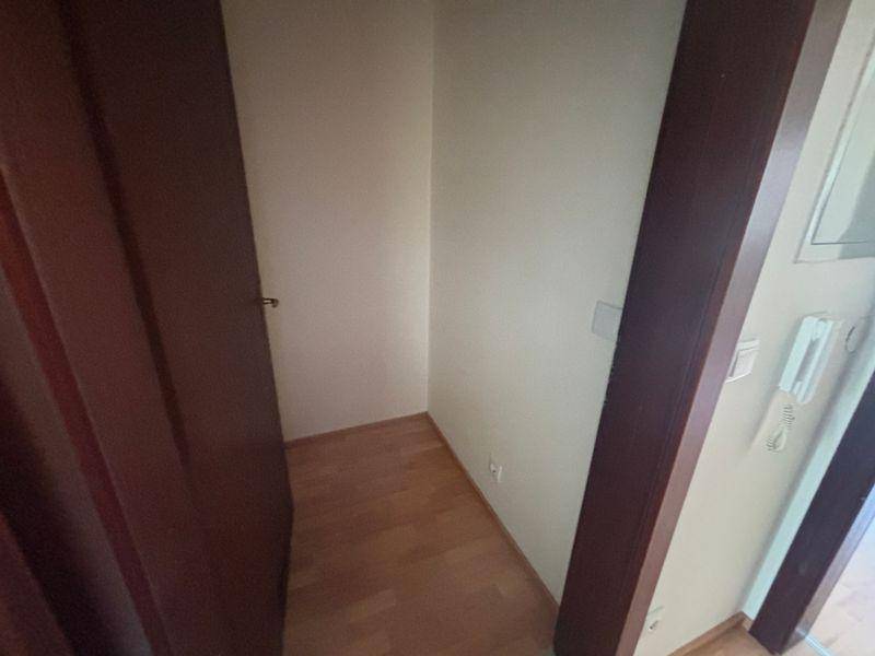 Kleiner, leerer Abstellraum mit Laminatboden, ideal für zusätzlichen Stauraum.