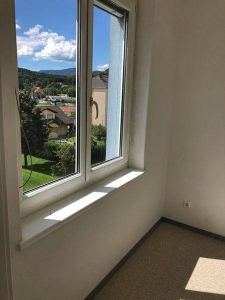 Kleiner Raum mit Fenster und Blick ins Grüne, ideal als Abstellraum oder kleines Büro.