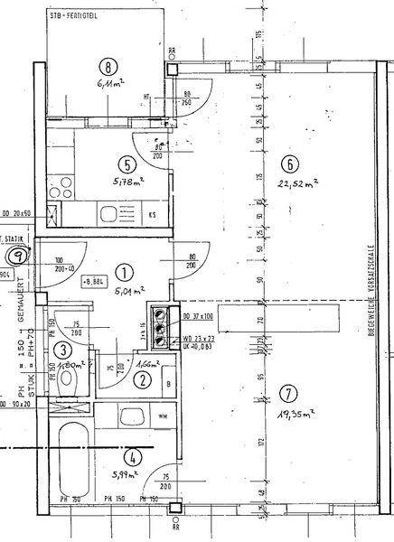 Grundriss einer Wohnung mit mehreren Zimmern, Bad und separatem WC.