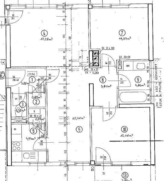 Detaillierter Grundriss einer Wohnung mit mehreren Zimmern, Küche, Bad und Balkon, inklusive Maßangaben.